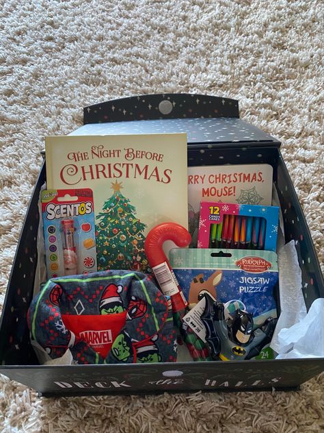 The Night Before Christmas keepsake book. Homade Christmas Gifts, Christmas Eve Box For Adults, Night Before Christmas Box, Inexpensive Christmas Gifts, Christmas Prep, Cottage Door, Christmas Jammies, Cheap Christmas Gifts, Christmas Traditions Family