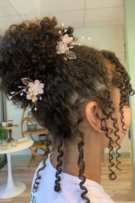 Sweet Curly Updo With Flower Pins Curly Updo Hairstyles, Cornrows Ideas, 3c Curly Hair, Sunkissed Hair, Curly Prom Hair, Curled Updo, Curly Bun Hairstyles, Quick Natural Hair Styles, Quinceanera Hairstyles