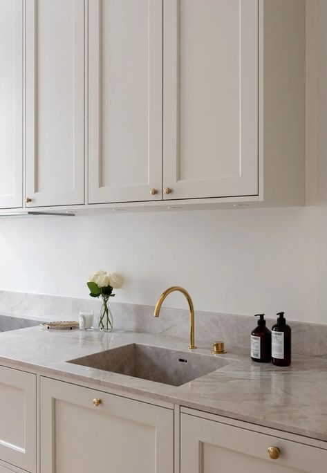 Greige Kitchen, Taupe Kitchen, White Shaker Kitchen Cabinets, Off White Kitchens, Marble Countertops Kitchen, White Shaker Kitchen, Kitchen Wall Cabinets, Shaker Kitchen Cabinets, Beige Kitchen