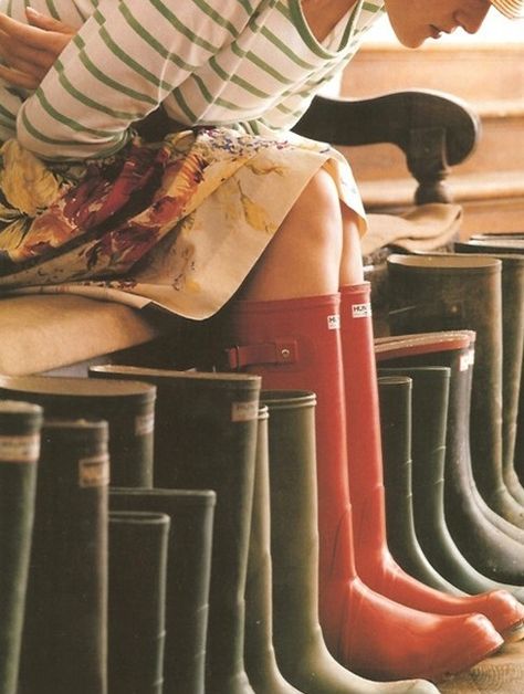 #Red Wellies boots for walks on the beach and in the muddy forests Red Hunter, Hunter Wellies, Hunter Rain Boots, Mode Casual, Wellington Boots, Red Boots, Rubber Boots, Foto Inspiration, Hunter Boots