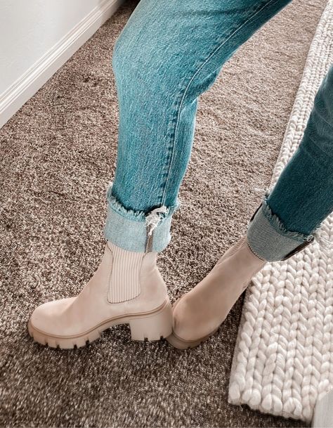 Beige Boots Outfit Ankle, Tan Chelsea Boots Women Outfit, Chealse Boot Outfit Women, Nude Boots Outfit, Cream Boots Outfit, Platform Boots Brown, Tan Boots Outfit, Chelsea Boot Outfits Women, Chunky Boots Outfit