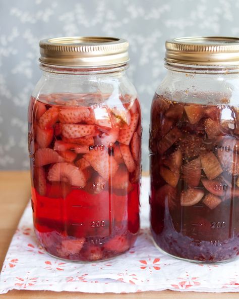 Fruit Infused Vodka, Flavored Liquor, Strawberry Vodka, Homemade Liquor, Liquor Recipes, Food Boards, Homemade Food Gifts, Liqueurs Recipes, Vodka Recipes