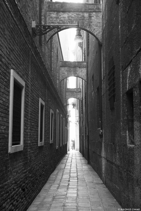 Perspective Pictures, 1 Point Perspective, Perspective Photos, Travel Black And White, Trendy Photography, Perspective Drawing Lessons, One Point Perspective, Perspective Photography, Vanishing Point