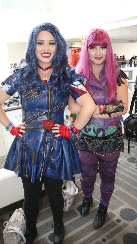 Mal and Evie cosplay descendants 2 Descendants Group Costume, Mal And Evie Costumes, Mal And Evie Halloween Costumes, Descendants Halloween Costumes, Decendents Costumes, Besties Costumes, Descendants Cosplay, Evie Halloween Costume, Mal Halloween Costume