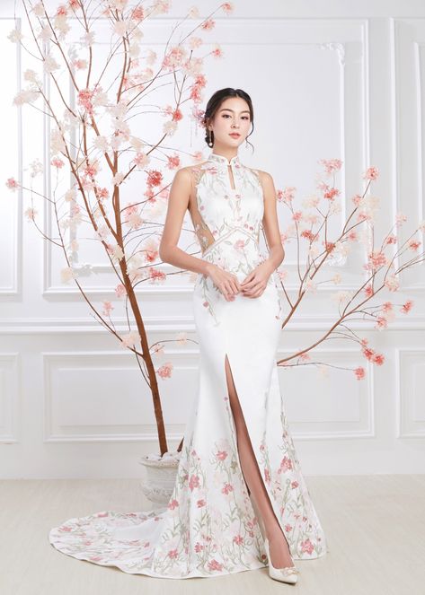 Sangjit Dress Modern, Chinese Wedding Outfits, Sangjit Dress, Qipao Wedding Dress, Modern Chinese Wedding Dress, Modern Qipao Dress, Qipao Modern, Cheongsam Wedding, Diy Belt For Dresses