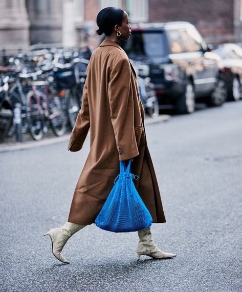 Blue Bag Outfit, Copenhagen Fashion Week Street Style, Street Vibes, Copenhagen Street Style, Danish Fashion, 30 Outfits, Copenhagen Fashion, Copenhagen Style, Copenhagen Fashion Week