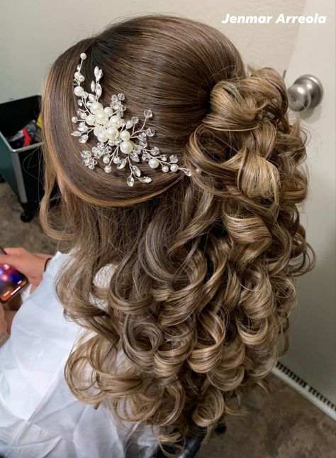 Rose Gold Quince, Sweet 16 Hairstyles, Hairstyles Down, Rose Gold Quinceanera, Lavender Quince, Quinceanera Pink, Quinceanera Themes Dresses, Hair Quince, Quince Hairstyles With Crown