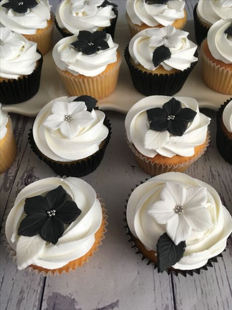 Wedding cupcakes black & white White Wedding Cupcakes, Beautiful Cake Pictures, Green Cupcakes, Cupcakes Ideas, Heart Cupcakes, Beautiful Cake, Cake Pictures, Wedding Cupcakes, Piece Of Cakes