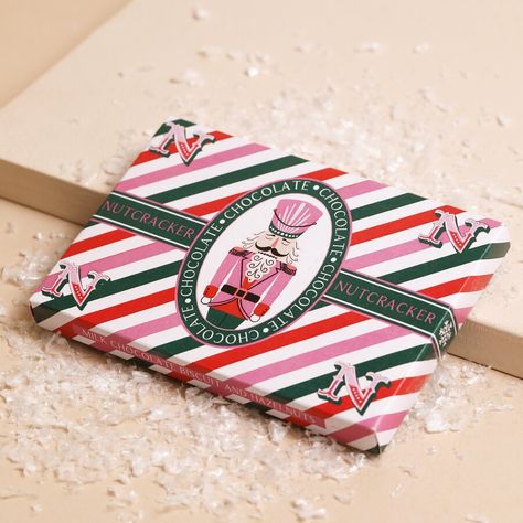 Christmas Chocolate Wrapping, Christmas Candy Packaging Ideas, Vintage Christmas Packaging, Christmas Chocolate Packaging, Pink Red White Christmas, Christmas Box Packaging, Pink Box Packaging, Christmas Box Design, Candy Box Design