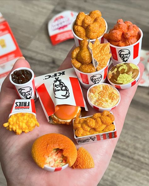 The little chicken pot pie 🤩 #coralstinyworld @kfc @mini_brands_official Mini Brands Food, Foodie Mini Brands, Mini Foods Clay, Mini Brands Toys Diy, Food Miniatures, Miniture Food, Barbie Doll Set, Mini Brands, Mini Stuff