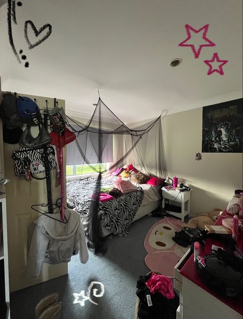 Y2k Room Ideas, 2000s Room, Scene Room, Y2k Room, Chill Room, Room Redesign, Girly Room, Grunge Room, Cute Room Ideas