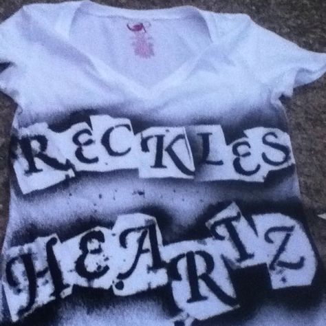 Spray painted shirts with stencils...real fun coming up with random words! Spray Paint Tshirt Designs, Spray Paint Clothes, Spray Paint Font, Spray Paint Shirt, Random Words, Paint Font, Diy Tie Dye Shirts, Diy Dye, Paint Shirts