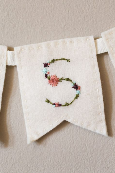 Hand Embroidery On Felt, Diy Felt Bunting, Bunting Embroidery, Embroidered Bunting, Diy Embroidery Projects, Felt Bunting, Bunting Diy, Embroidery Lessons, Embroidered Felt