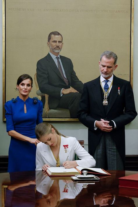 Leonor Princess Of Asturias, Spanish Queen, Queen Of Spain, All The Princesses, Princess Of Spain, Image King, Spanish Royalty, Royal Portraits, Princess Leonor