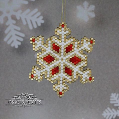 Brick Beading Pattern, Bead Christmas Ornaments Diy, Christmas Beading Patterns, Perler Bead Ornaments Pattern, Christmas Beads Craft, Xmas Beads, Beaded Ornaments Diy, Beaded Patterns, Miyuki Beads Pattern