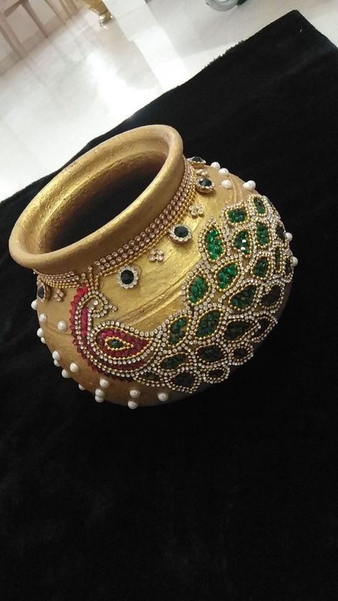 Thalambralu Decoration, Diwali Pot Decoration, Pot Decoration For Janmashtami, Matli Decoration For Navratri, Handi Decoration Ideas, Krishna Matki Decoration, Matki Decoration Ideas For Wedding, Decorative Kalash, Matki Decoration Ideas For Janmashtami