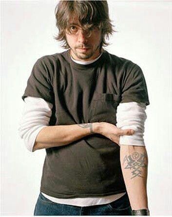 PUPPY DOG EYES!!!!😭😭😭😍😍😍🔥🔥🔥😱🎶💕🦋🦋💖💖😘😘✨😇😇 Dave Grohl Tattoo, Girl Sayings, Quotes Country, There Goes My Hero, Innocent Eyes, Lyrics Country, Foo Fighters Dave Grohl, Foo Fighters Dave, Fake Smile Quotes