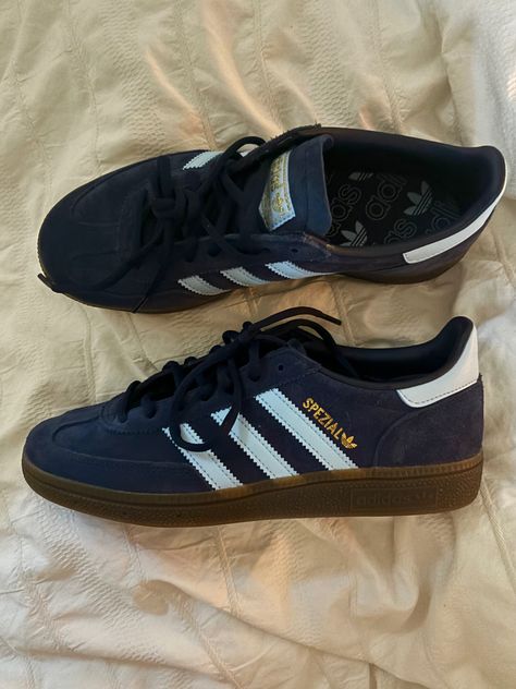 #fashion #style #summer #shopping #adidas #spezial #outfits #blue #outfitoftheday #streetstyle #style #aesthetic #cleangirlaesthetic #trendy Spezial Adidas Blue, Spezials Adidas, Spezial Adidas Outfit, Adidas Spezial Blue, Blue Adidas Spezial, Spezial Adidas, Cream Outfit, Fashion Style Summer, Summer Shopping