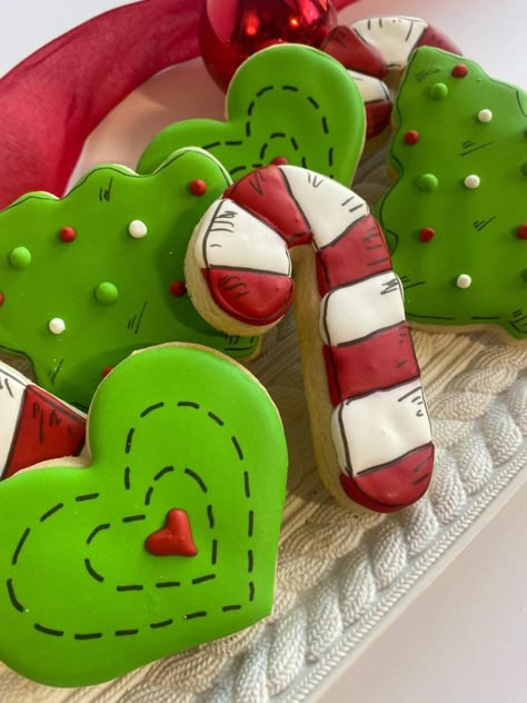 Christmas Sugar Cookies Decorated, Grinch Cookies, Christmas Cookie Party, Flooding Cookies, Grinch Christmas Party, Cute Christmas Cookies, Christmas Cutouts, Winter Cookie, Sugar Cookie Designs