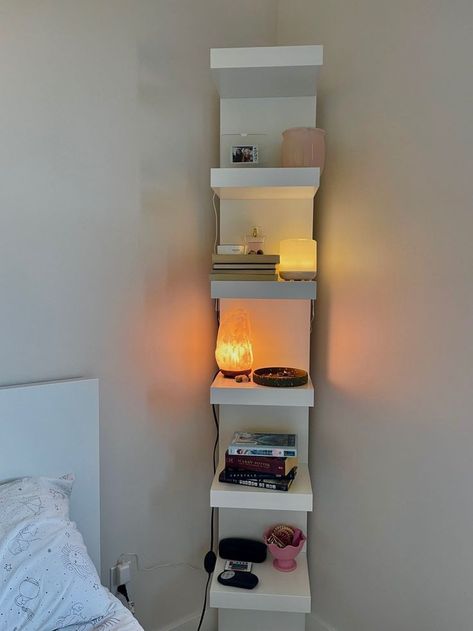 Shelf Rack Ideas Bedroom, Bedroom Ikea Shelf, Room Shelf Decor Aesthetic, Small Room Decor Ideas Minimalist, Room Decor Inspo Wall Shelves, Shelf Wall Aesthetic, Dream Room Inspiration Minimalist, Ikea Shelf Decor Bedroom, Minimalist Bedroom Aesthetic Black