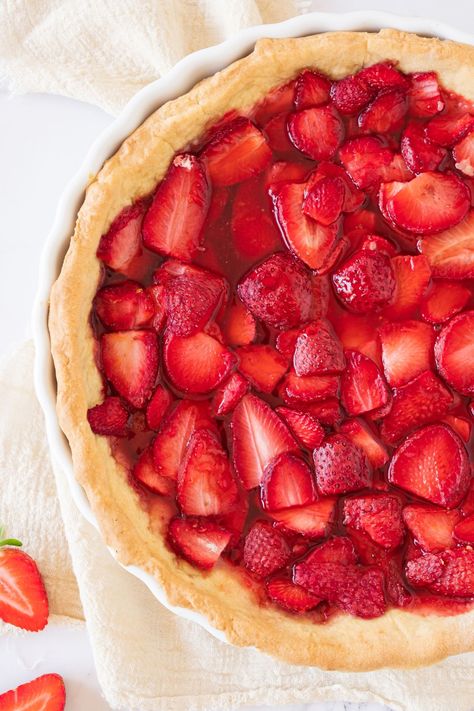 In this gluten-free strawberry pie recipe, a crunchy homemade pie crust is filled with sweet fresh strawberries. Perfect for the summer season, this delicious strawberry pie makes a great dessert on its own or topped with a generous scoop of vanilla ice cream. Totally dairy-free too. Gluten Free Strawberry Pie, Strawberry And Cream Pie, Strawberry Galette Recipe, Strawberry Cream Cheese Pie, Easy Strawberry Pie, Macerated Strawberries, Strawberry Pie Recipe, Strawberry And Cream, Buttery Pie Crust