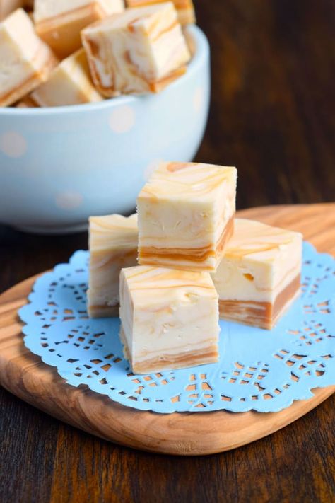 White Chocolate Caramel Fudge is a super easy recipe that requires no candy thermometer. Simple! Chocolate Caramel Fudge Recipe, Chocolate Caramel Fudge, White Chocolate Fudge Recipes, White Chocolate Caramel, Eggnog Fudge, Best White Chocolate, Peppermint Fudge, White Chocolate Fudge, Fudge Recipes Chocolate