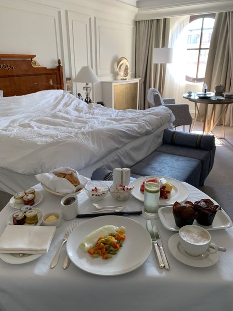 Ritz Carlton Hotel Room, Hotel Room Service Breakfast, Hotel Room Service Aesthetic, Waking Up Aesthetic, Hotel Breakfast Room, Breakfast In Bed Aesthetic, Breakfast Room Service, Aesthetic Meals, Food Doctor