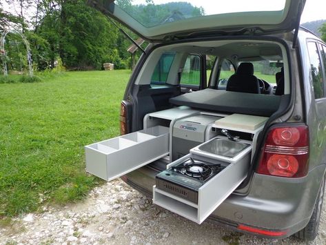 Do you love going on adventures in your car? The Sipras FLIP Camping Box is perfect for you! It's designed to transform your ordinary vehicle into a camper. Vw Caddy Maxi, T6 California, Mini Vans, Suv Camper, Minivan Camping, Diy Campervan, Suv Camping, Camping Box, Volkswagen Touran