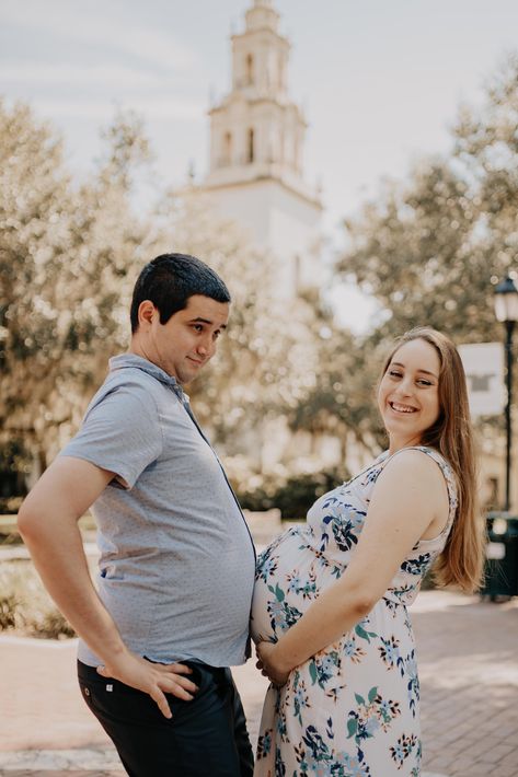 Maternity Couple Shoot Ideas, Funny Maternity Photoshoot, Couple Pregnancy Announcement Photoshoot, Pregnancy Couple Photos, Bump Poses, Photo Shoot Pose Ideas, Maternity Photoshoot Outfit Ideas, Couple Pregnancy Announcement, Pose Ideas Winter