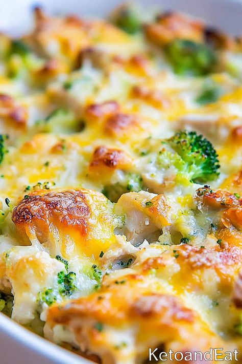 Keto Chicken Broccoli Casserole - Easy Low Carb Recipe Keto Chicken Cheese Casserole, Keto Chicken Bacon Casserole, Chicken Broccoli Bake Keto, Easy Low Carb Chicken Casserole, Gluten Free Chicken Broccoli Casserole, Low Carb Chicken Broccoli Bake, Chicken Broccoli Alfredo Bake Low Carb, Simple Chicken And Broccoli Recipes, Low Carb Chicken Bake