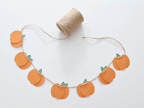 14 DIY Paper Decorations For Fall And Thanksgiving - Shelterness Fall Garland Diy, Diy Garland Paper, Diy Projects For Fall, Fall Paper Crafts, Paper Decorations Diy, Paper Pumpkins, Pumpkin Garland, Autumn Paper, Fall Crafts Diy