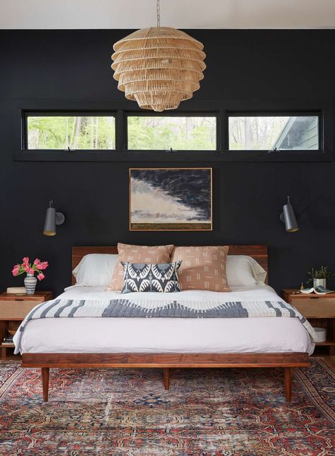 midcentury-bedroom-black-walls-bed-0zS4uM3WafC9zY0_pk_7mc Monochrome Bedroom, Bedroom Vibes, Black Accent Walls, Mid Century Modern Bedroom, Bedroom Accent, Accent Wall Bedroom, Bedroom Black, Bedroom Paint, Wallpaper Bedroom