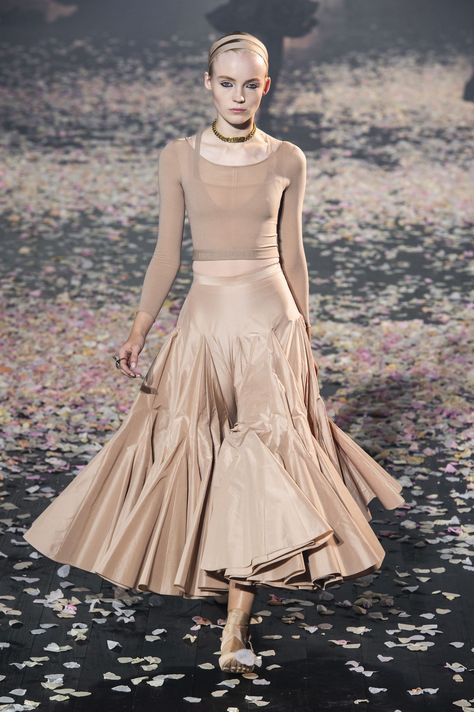 Christian Dior's Spring 2019 Collection Is an Homage to the Power of Dance Dior Fashion, Dance Fashion, Summer Fashion Trends, Autumn Fashion Women, Mode Style, Fashion Details, Outfits Casuales, Fashion Week Spring, Couture Fashion