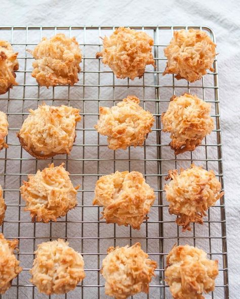 How To Make the Best Coconut Macaroons | Kitchn Coconut Macaroons Easy, Kue Macaroon, Coconut Macaroons Recipe, Macaroon Recipes, Passover Recipes, Coconut Macaroons, Coconut Cookies, Cooking Lessons, Challah