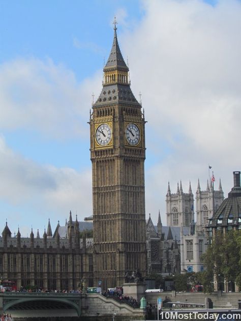 Most Famous Clock Towers In The World: Big Ben (Elizabeth Tower), London Famous Architectural Buildings, Famous Architecture Buildings, World Famous Places, Elizabeth Tower, London Wallpaper, London Clock, Famous Architecture, Famous Monuments, Walks In London