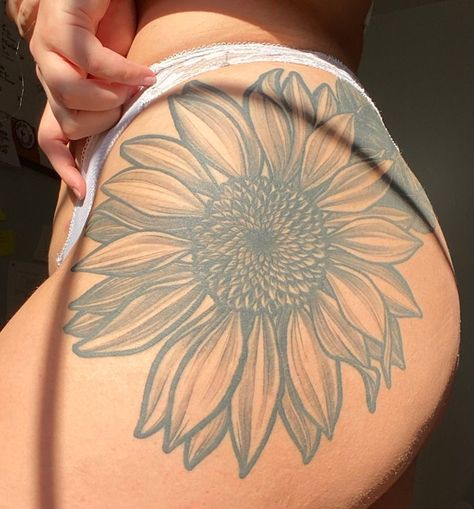 Cute Thigh Tattoos, Girl Thigh Tattoos, Hip Thigh Tattoos, Tattoos Infinity, Tattoos For Women Flowers, Hip Tattoos Women, Tattoos Geometric, Tattoos For Black Skin, Leg Tattoos Women