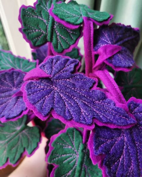 Sewing Garden Projects, Felt Plants, Purple Theme, Textile Projects, Purple Themes, Felt Embroidery, Textile Crafts, Purple Velvet, Felt Diy