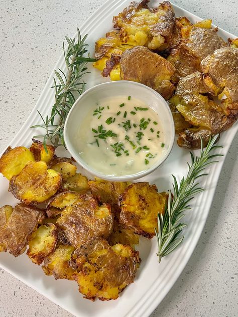 Skin Potatoes Recipe, Mini Smashed Potatoes, Red Skin Potatoes Recipe, Smashed Potatoes Recipe, Aioli Sauce, Red Skin Potatoes, Holiday Sides, Easy Potato Recipes, Holiday Side