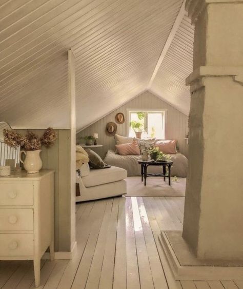 Cottage Attic Bedroom, Cottages Interiors, Attic Bedroom Designs, Casa Country, Attic Bedrooms, Loft Room, Attic Bedroom, Attic Rooms, House Room