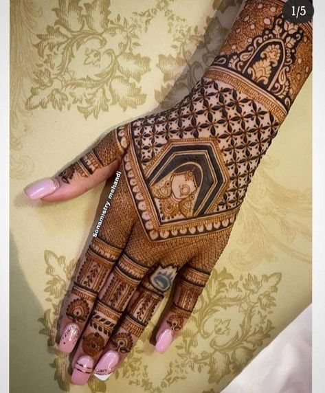 Jharokha Mehendi Design For Wedding Season - ShaadiWish Mehendi Design For Wedding, Mehandi Wedding, 2023 Weddings, Trending In 2023, Peacock Mehndi Designs, Design For Wedding, Mehndi Designs Bridal Hands, Mehndi Design Pictures, Latest Henna Designs