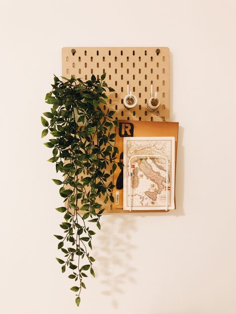 Ikea pegboard decorated with magazines, notebooks and fake flowers. Perfekt to hold washi tape #ikea #washitape #plants #aesthetic #tumblr #roominspo Pegboard Plant Wall, Pegboard Ideas Aesthetic, Ikea Pegboard Aesthetic, Pegboard Plants, Skadis Plant, Ikea Fake Plants, Aesthetic Pegboard, Ikea Pegboard Plants, Ikea Pegboard Ideas