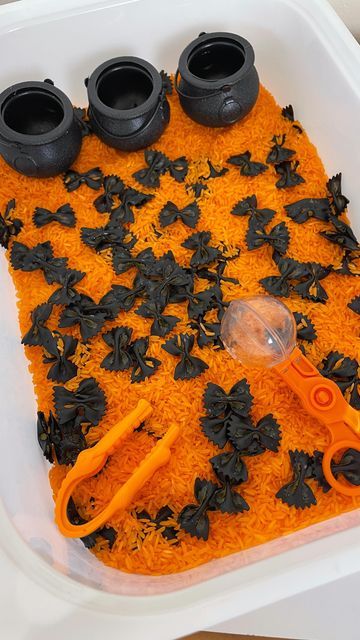 Messy Halloween Activities, Halloween Messy Play, Diy Sensory Play, Halloween Sensory Play, Sensory Play For Babies, Halloweenpyssel Barn, Halloween Sensory Bin, Sensory Play Ideas, Toddler Sensory Bins