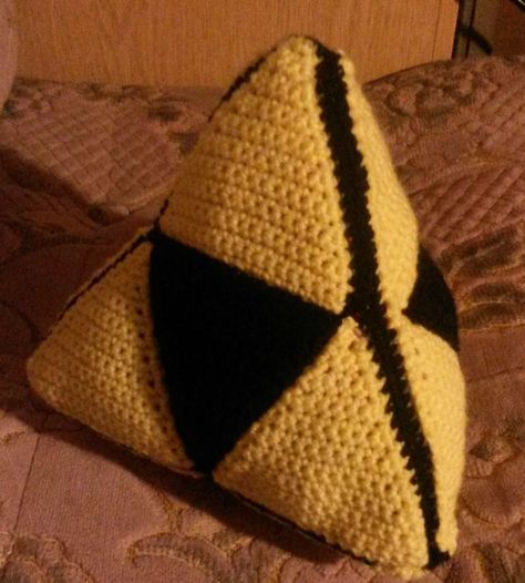 Crochet Triforce Plushie Pillow  •  Free tutorial with pictures on how to stitch a knit or crochet cushion in under 180 minutes Loz Crochet, Crochet Legend, Zelda Crochet, Loving Boyfriend, Plushie Pillow, Yarn Cozy, Crochet Bird Patterns, Crochet Pokemon, How To Stitch