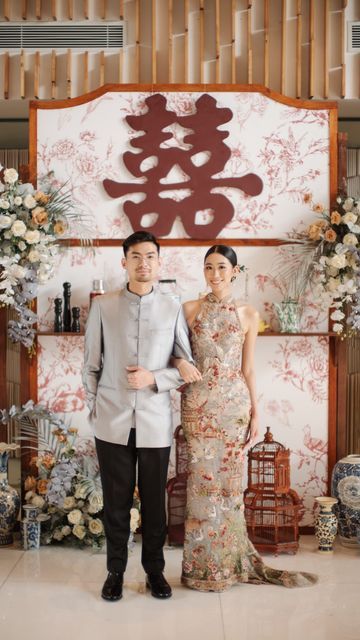 Olivia Bella on Instagram: "Our Chinese tea ceremony (teapai) 🫖🥢🥡🥠🥮🧧 WO: @amoretorganizer @planzilla.id MUA: @stefaniehalim @ayuhairstylist Decor: @sweetbellaproject Dress: @stellalunardy Jewellery: @epajewel Photography: @carolkuntjoro @jonihobiholiday @axioo @axioo.bali Videography: @wilson.tsu Heels: @aminamuaddiofficial #BELLAsheartfulFILed #baliwedding #teapai #chineseteaceremony #weddingdress" Teapai Dress, Chinese Wedding Inspiration, Chinese Tea Ceremony Backdrop, Chinese Tea Ceremony Wedding, Chinese Banquet Wedding, Teapai Decoration, Chinese Tea Ceremony Decoration, Tea Ceremony Backdrop, Chinese Tea Ceremony Dress