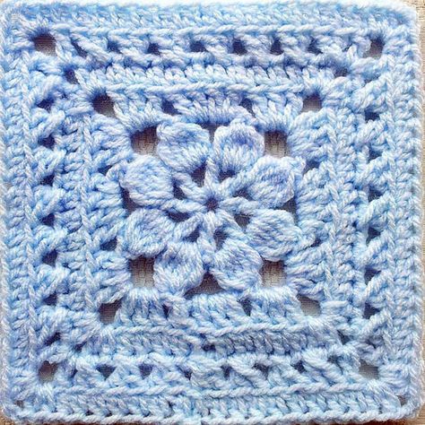 Easy Crochet Granny Square Flower Patterns - Beautiful Dawn Designs Crochet Afghan Squares, Motifs Afghans, Walled Garden, Crochet Blocks, Crochet Square Patterns, Granny Squares Pattern, Pretty Flower, Crochet Motifs, Granny Square Crochet Pattern