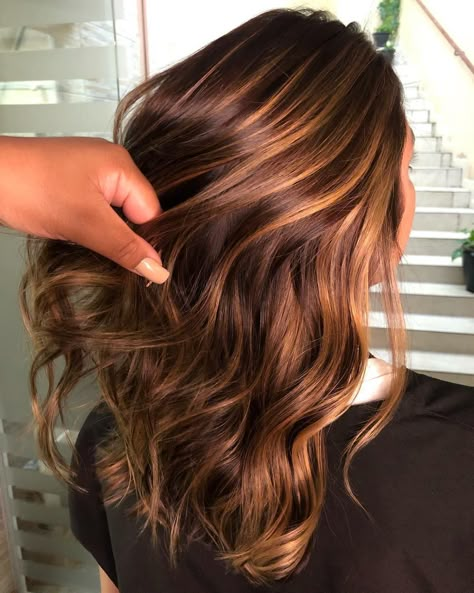 Light Chocolate Hair with Strawberry Blonde Highlights Light Chocolate Hair, Highlights Brown Hair Balayage, Highlights For Dark Brown Hair, Rambut Brunette, Brown Hair With Caramel Highlights, Strawberry Blonde Highlights, Kadeřnické Trendy, Chocolate Hair, Vlasové Trendy