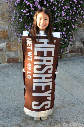 hershey's chocolate costume for kids | Hershey’s Bar Halloween Costume | Crafting Girl Diy Chocolate Bars, Diy Candy Bar, Creepy Halloween Costumes, Candy Costumes, Food Costumes, Costumes Diy, Holloween Costume, Halloween Costumes For Teens, Family Halloween Costumes