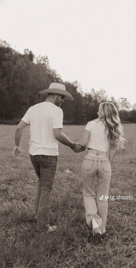 Ranch Photoshoot Couple, Classy Country Engagement Photos, Summer Western Couple Photoshoot, Couples Photos Country, Southern Couple Pictures, Cute Country Couple Photoshoot, Casual Western Couple Photoshoot, Coastal Cowgirl Engagement Photos, Engagement Photos On Farm