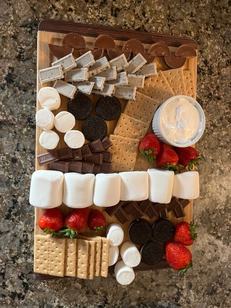 S’mores Charcuterie Board Small, S’more Charcuterie Board Designs, Smores Board Bonfires, S’more Board, S'mores Board, S’mores Board Ideas, Smore Charcuterie Boards, Charcuterie Board Smores, Smores Platter