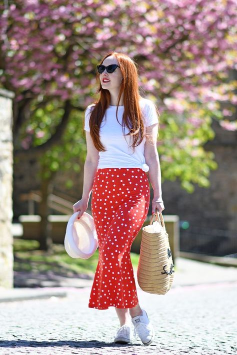 casual soring outfit: red polka dot midi skirt with t-shirt and sneakers Polka Dot Skirt Outfit Winter, Red Polka Dot Skirt Outfit, Red Skirt Outfit Ideas, Red Skirt Outfit, Red Skirt Outfits, Red Polka Dot Skirt, White Skirt Outfits, Skirt Outfit Ideas, Red Midi Skirt